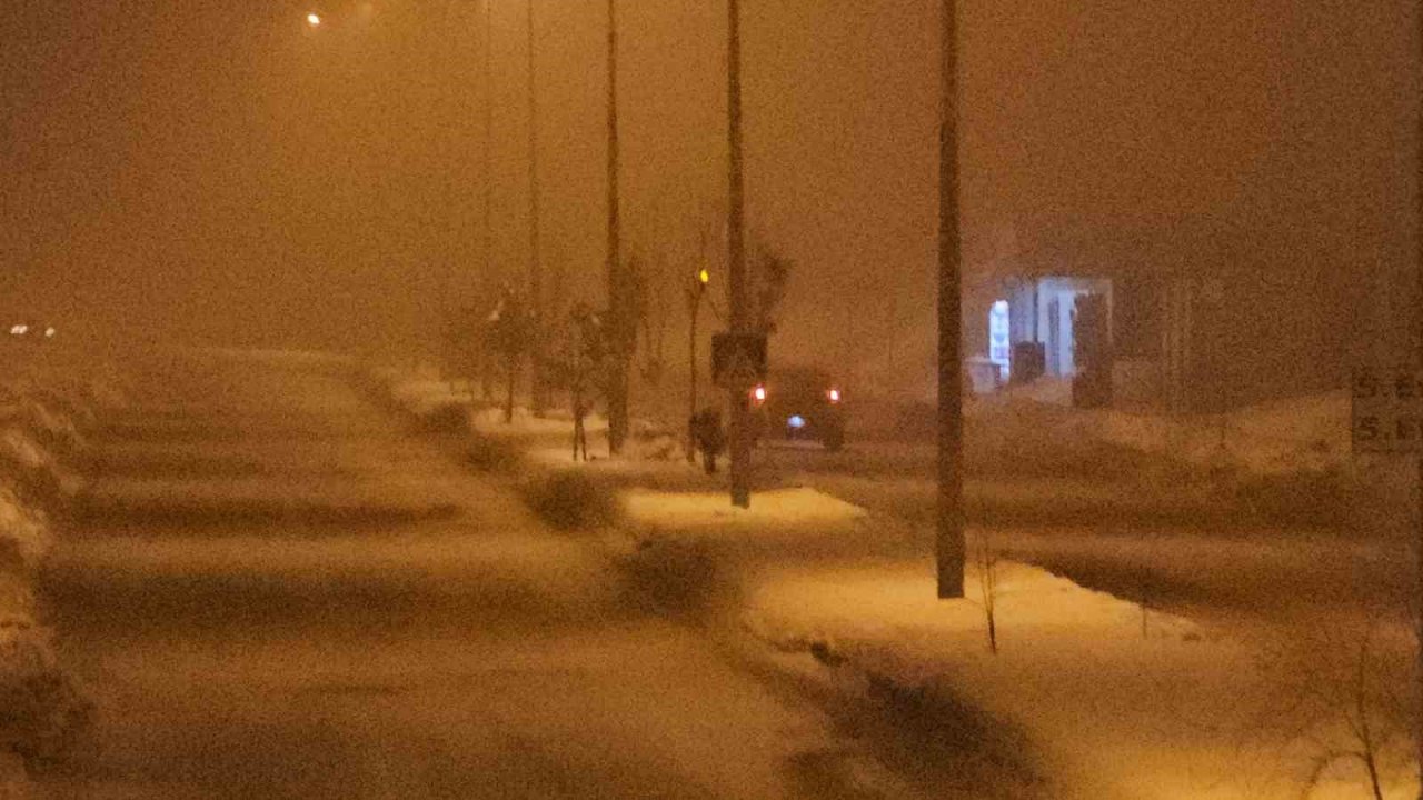 Elazığ’da gece saatlerinde sis etkili oldu