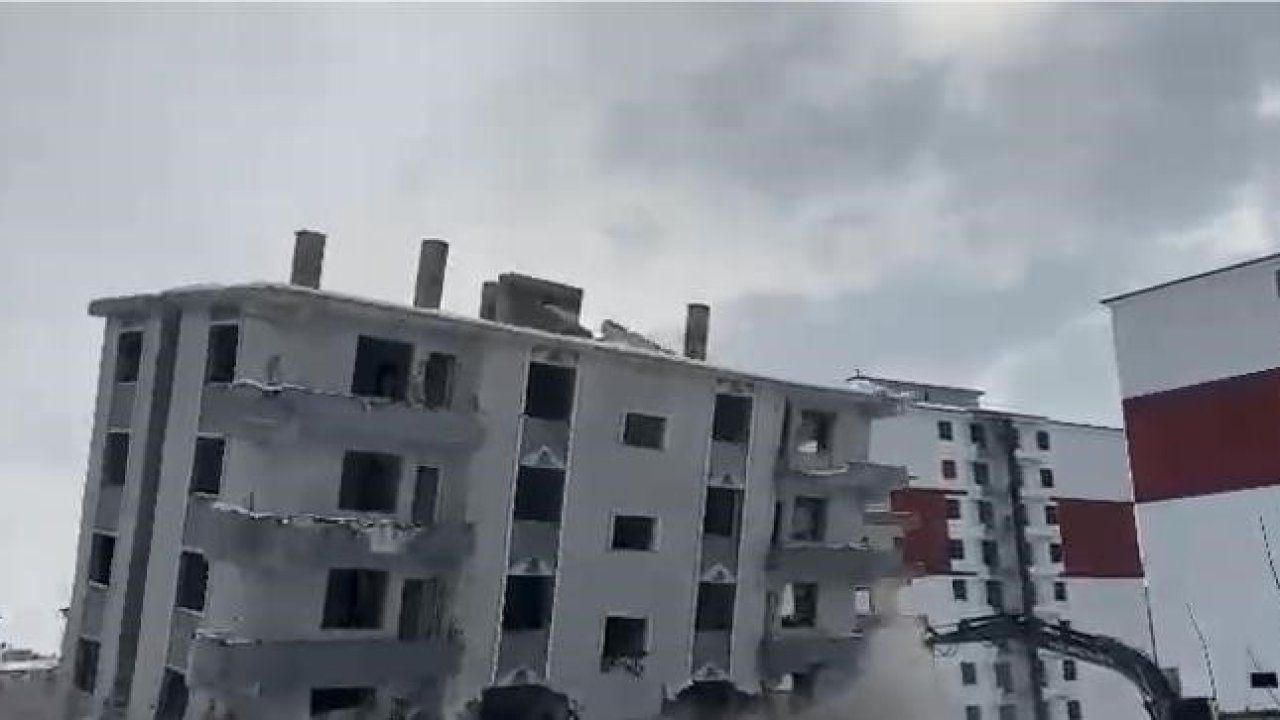 Elazığ’da hasarlı bina iş makinesiyle yıkıldı