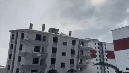 Elazığ’da hasarlı bina iş makinesiyle yıkıldı