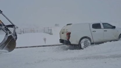 Elazığ’da karda mahsur kalan araçlar kurtarıldı