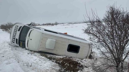 Elazığ’da minibüs şarampole devrildi: 9 yaralı