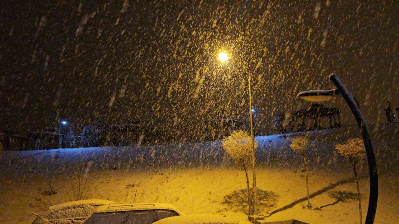 Elazığ’da yoğun kar yağışı başladı