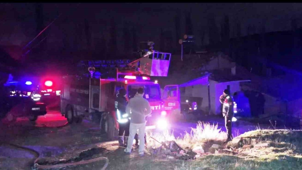 Emet’te ahşap evde çıkan yangın büyümeden söndürüldü