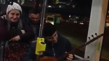 Eminönü-Arnavutköy seferindeki İETT otobüsünde sazlı yolculuk