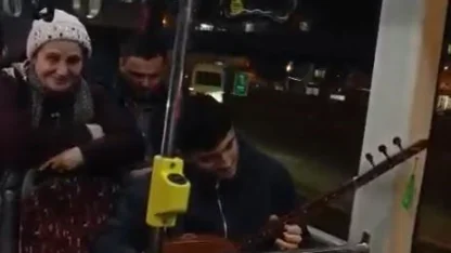 Eminönü-Arnavutköy seferindeki İETT otobüsünde sazlı yolculuk