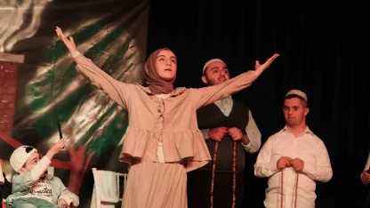 Engelli Bireyler Sahnede Usta Sanatçılara Taş Çıkarttı