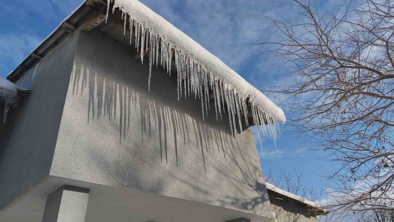 Erciş’te buz sarkıtları tehlike saçıyor