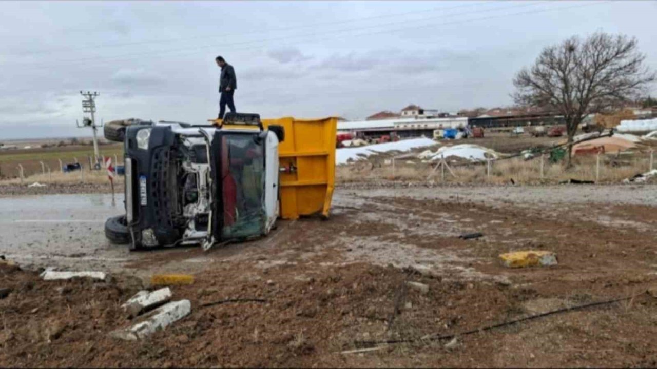 Ereğli’de kontrolden çıkan kamyon devrildi: 2 yaralı