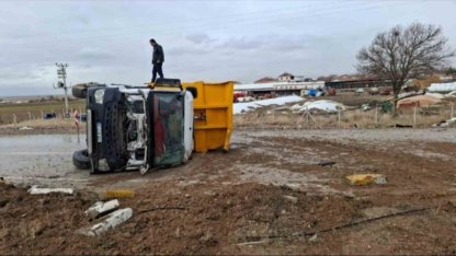 Ereğli’de kontrolden çıkan kamyon devrildi: 2 yaralı