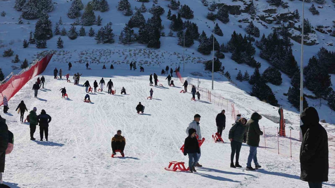 Ergan’da çocukların kızak keyfi