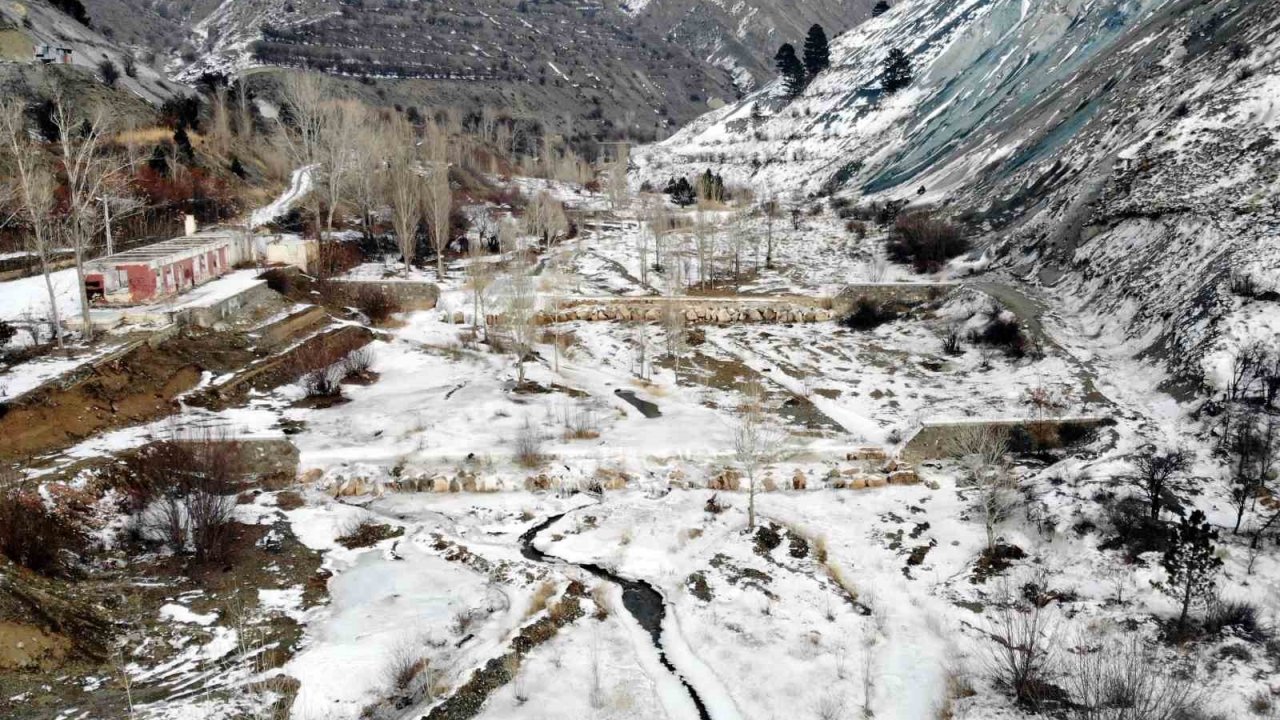 Erzincan’da kış sert yüzünü gösterdi: Doğa buzla kaplandı