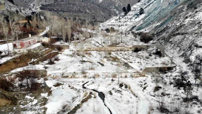 Erzincan’da kış sert yüzünü gösterdi: Doğa buzla kaplandı