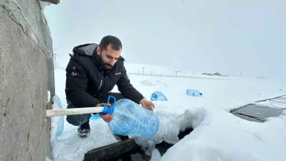 Erzurum’da su hatları dondu, vatandaşlar çeşmelerden bidonlarla su taşıdı