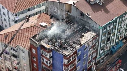 Esenler’de binanın en üst katında çıkan yangında alevler gökyüzüne yükseldi