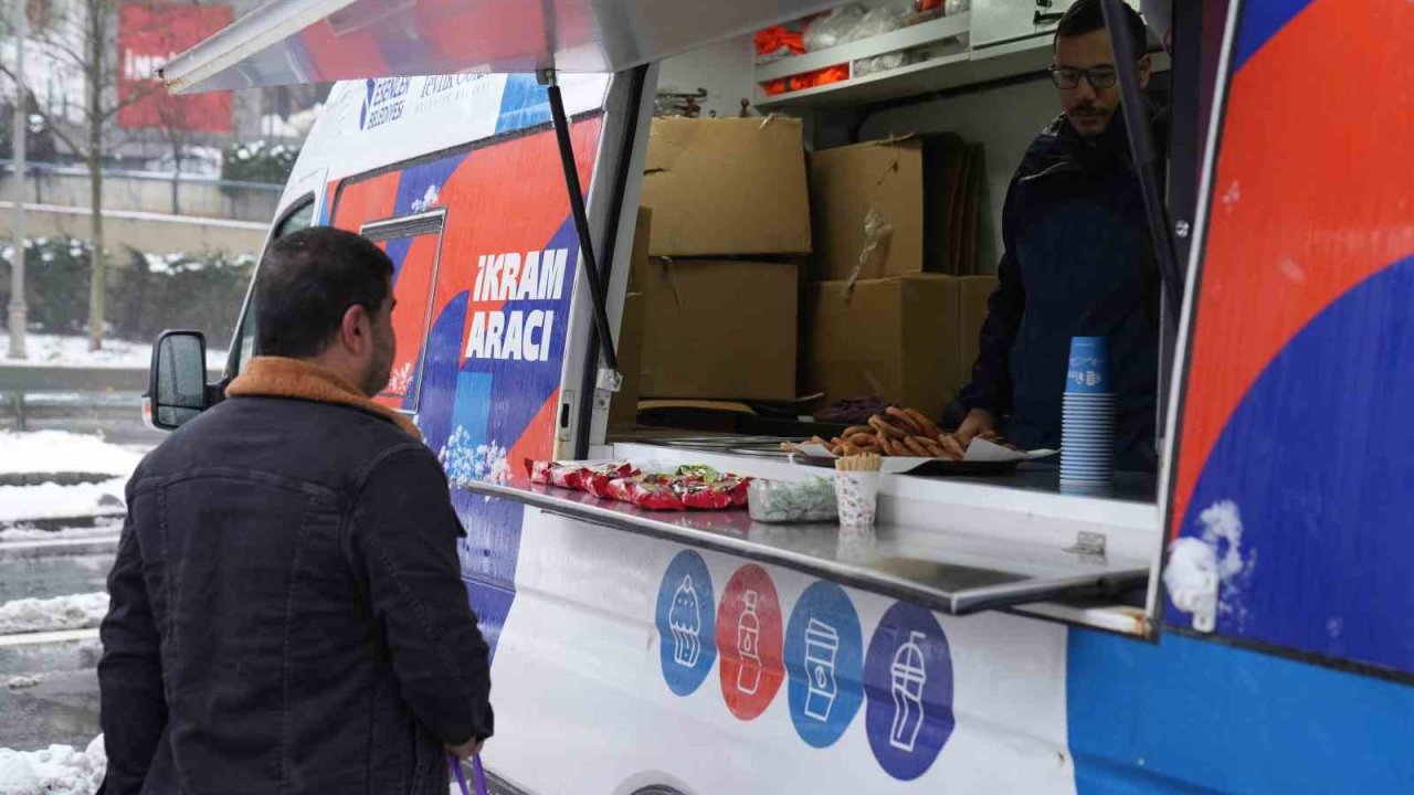 Esenler’de karla mücadeleye sıcak destek