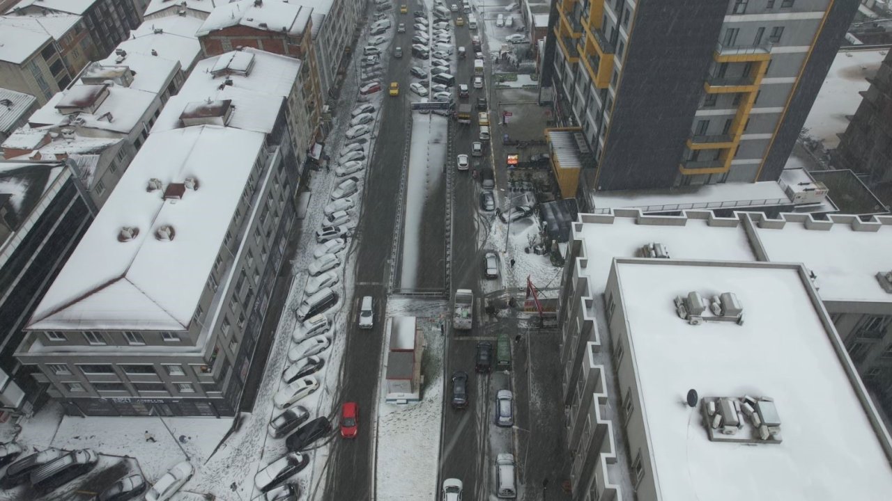 Esenyurt’ta kar yağışı etkili oluyor, beyaza bürünen bölge havadan görüntülendi