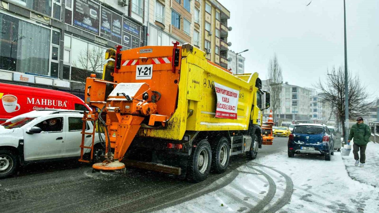 Esenyurt’ta karla mücadele çalışmaları aralıksız sürüyor