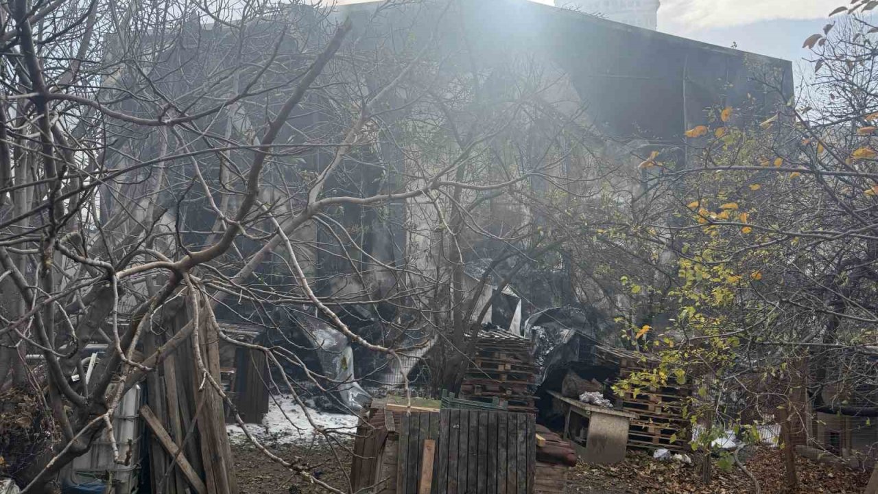 Esenyurt’ta korkutan depo yangını: Dumanlar metrelerce yükseldi