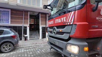 Esenyurt’ta sinir krizi geçiren kadın bir otomobilin üzerine çıkarak zıpladı: O anlar kamerada