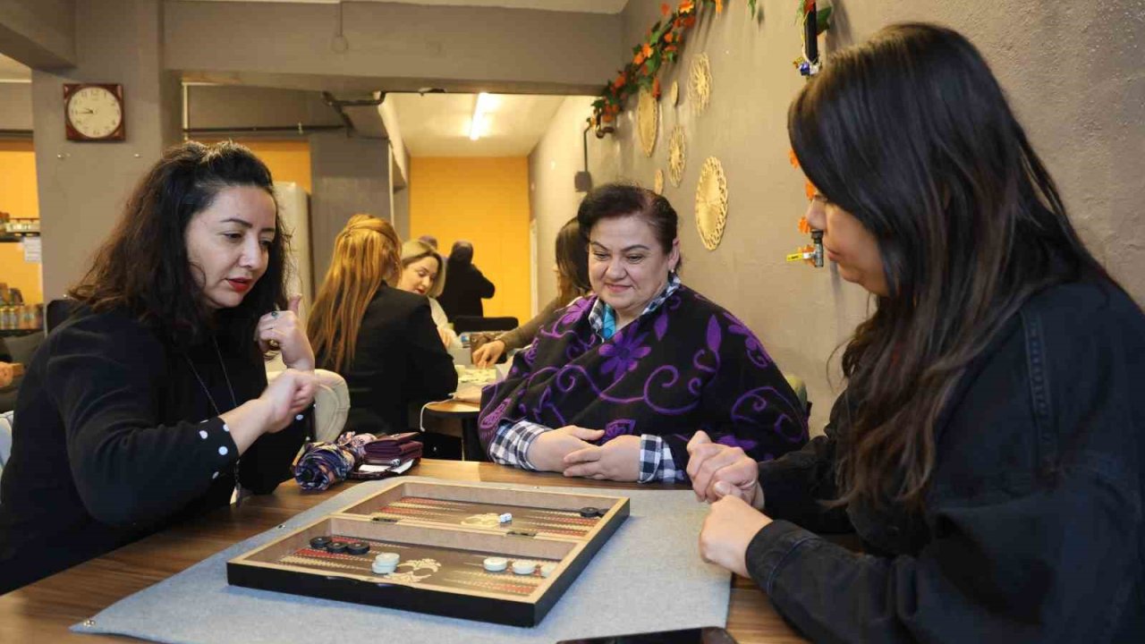 Ev günlerinden esinlenerek kadın kafeyi kurdu