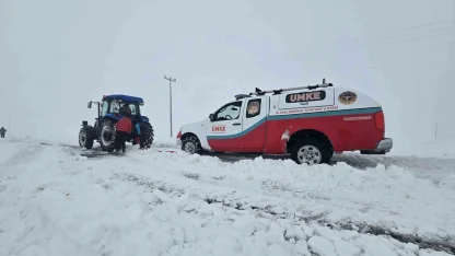 Evde doğum yapan anne ve bebeği, saatler süren çalışmanın ardından kurtarıldı