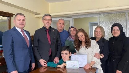 Evde eğitim alan öğrenciler karnelerini Kahraman’dan aldı