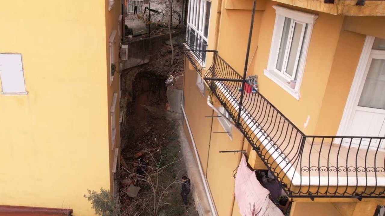 Eyüpsultan’da istinat duvarı çöktü: Bir dairede hasar oluştu