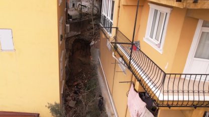 Eyüpsultan’da istinat duvarı çöktü: Bir dairede hasar oluştu