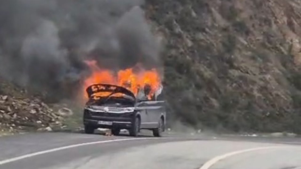 Eyüpsultan’da seyir halindeki araç alevlere teslim oldu