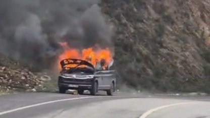 Eyüpsultan’da seyir halindeki araç alevlere teslim oldu