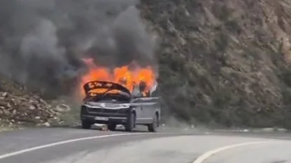 Eyüpsultan’da seyir halindeki araç alevlere teslim oldu