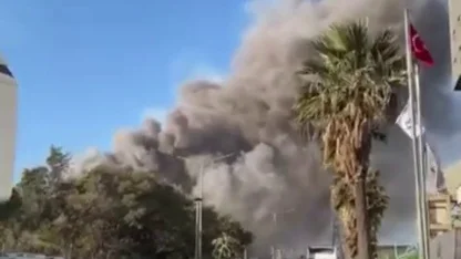 Fabrikada yaşanan patlamayla yükselen duman paniğe neden oldu