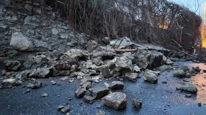 Fatih’te istinat duvarı çöktü