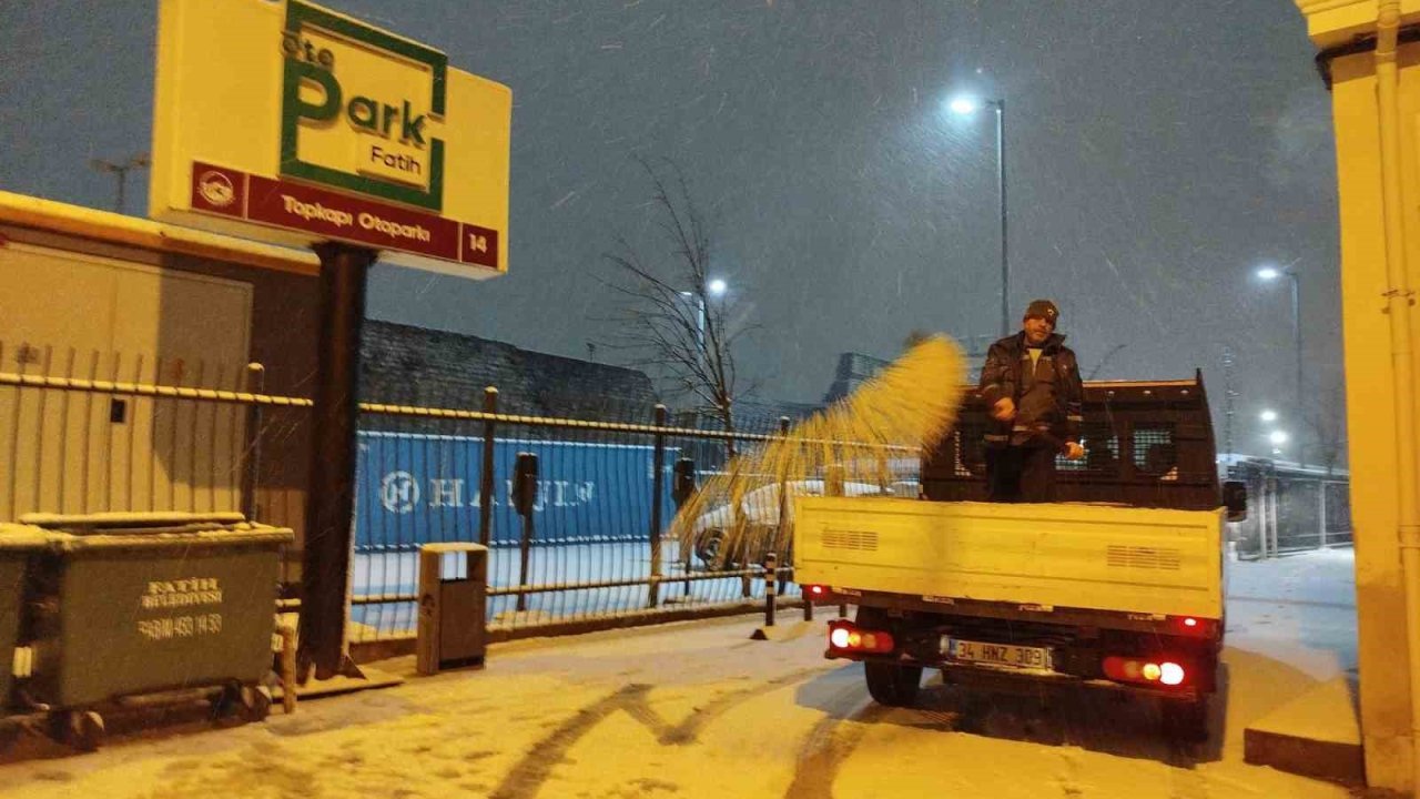 Fatih’te kar mesaisi: 350 personel, 80 araç sahada