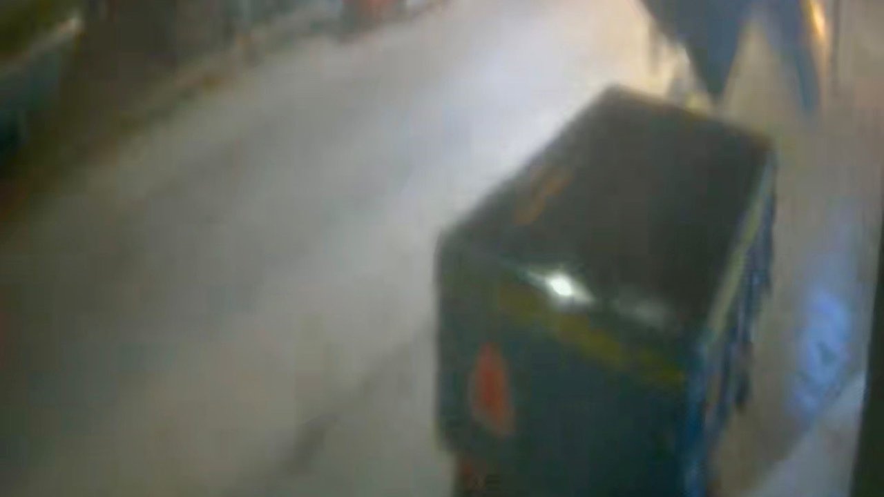 Finike’de hortumun römorku yerinden oynattığı anlar güvenlik kamerasında