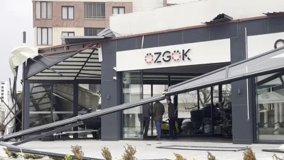 Fırtına çatıları uçurdu, karavanları devirdi