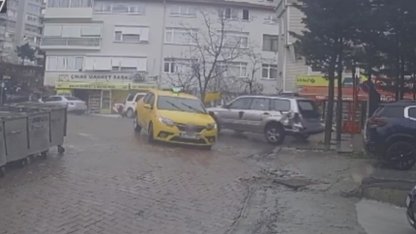 Fren yerine gaza basan sürücünün yaptığı akıl almaz kaza kameraya yansıdı