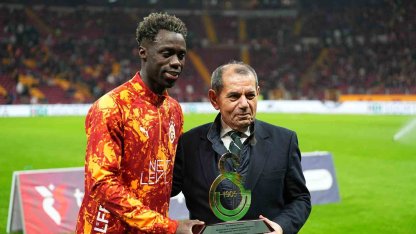 Galatasaray’da 100. maçına çıkan Davinson Sanchez’e plaket verildi