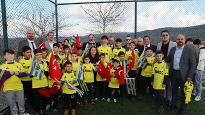 Galatasaraylı başkan, Fenerbahçeli çocukları sevindirdi