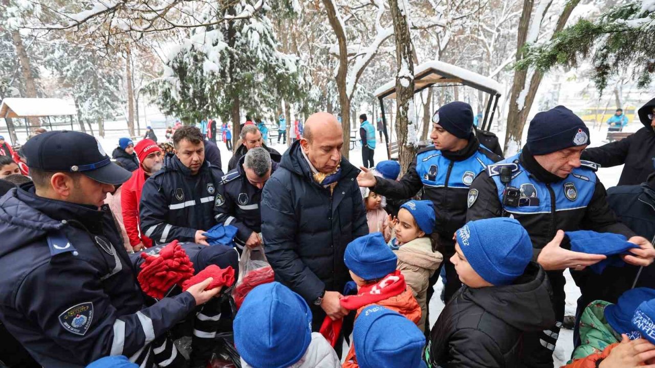 Gaziantep Büyükşehir Belediyesi, çocukların kar sevincine hediyelerle ortak oldu