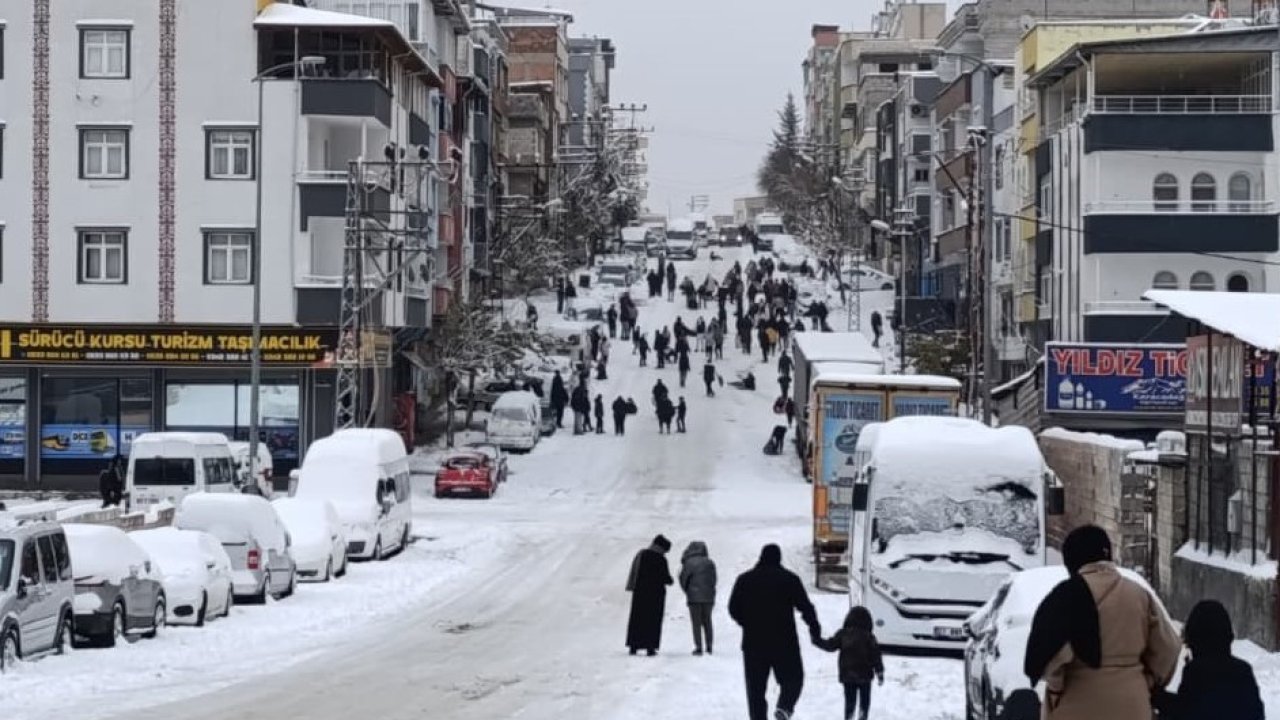 Gaziantep’te çocukların kar keyfi: Tepsi, poşet, leğen ve tahta ile kayak yaptılar