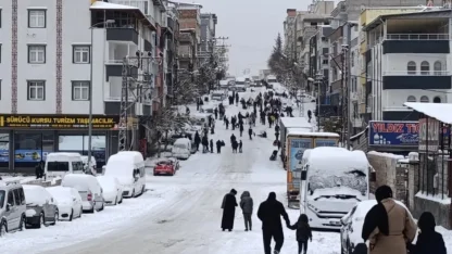 Gaziantep’te çocukların kar keyfi: Tepsi, poşet, leğen ve tahta ile kayak yaptılar