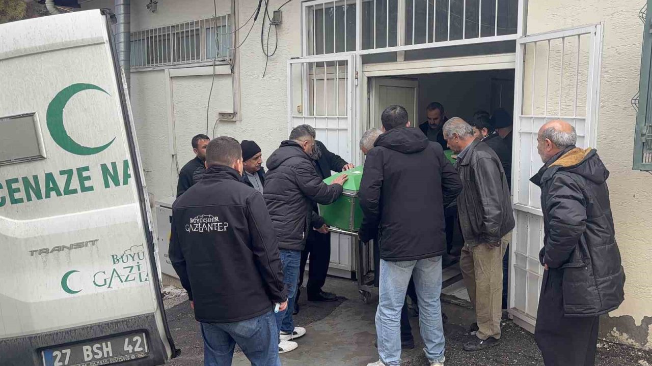 Gaziantep’te otomobil tıra arkadan çarptı: 3 kardeş hayatını kaybetti