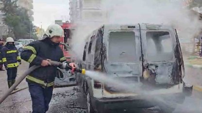 Gaziantep’te ticari araç alev alev yandı