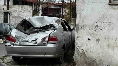 Gaziosmanpaşa’da çatı uçtu, otomobiller zarar gördü