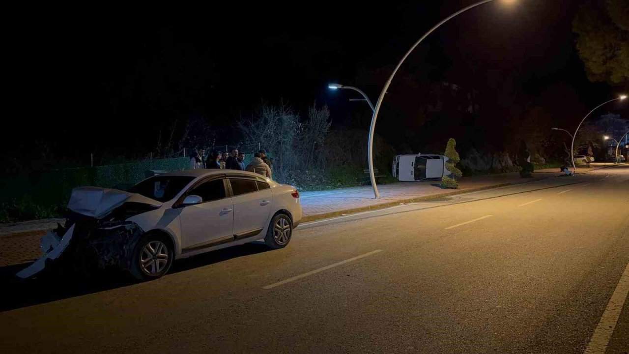 Gazipaşa’da park halindeki otomobile çarpan sürücü kaçtı