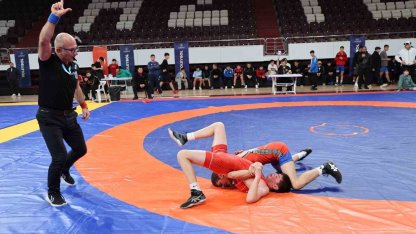 Gençler Güreş Müsabakaları Elazığ’da sürüyor