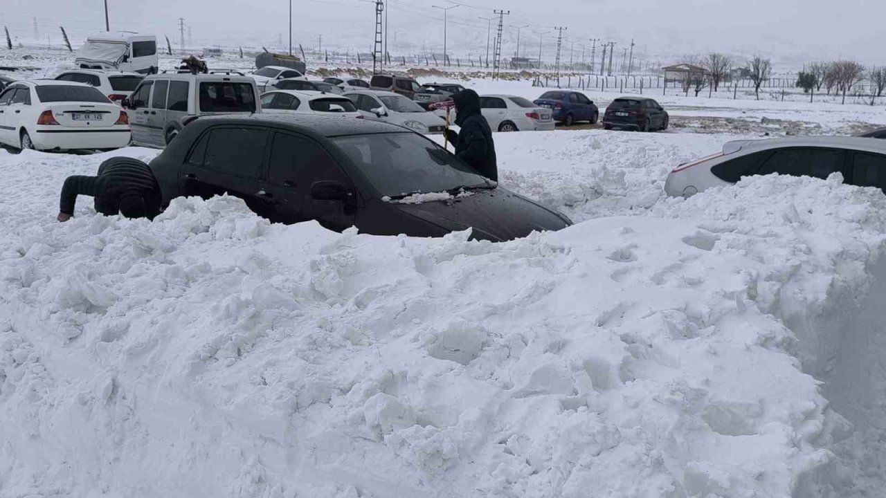 Gercüş’te kar, arabaların boyunu geçti