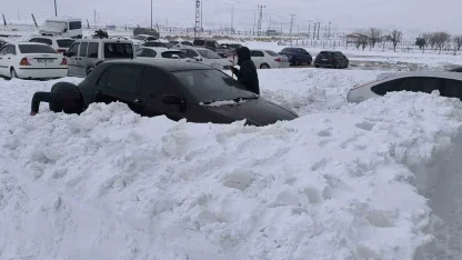 Gercüş’te kar, arabaların boyunu geçti