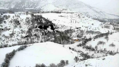 Girlevik Şelalesi’nde kar kalınlığı 20 santimetreye ulaştı